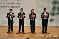 [포토]자유통일포럼, '일어나 겨레여' 노래 부르는 애국인사들