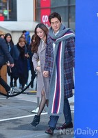 [포토]포토월에 입장하는 유지태-김효진 부부