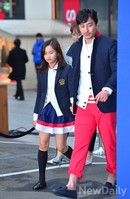 [포토]안정환, 빨간바지 입고 가로수길에..