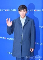 [포토]손들어 인사하는 손호준, 긴장했나?