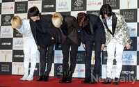 [포토]서울가요대상 샤이니, 허리 꺾일 듯 폴더인사