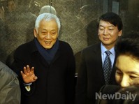 [포토]오찬회동 마치고 떠나는 김한길-안철수