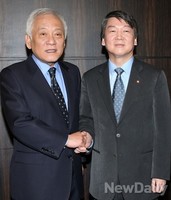 [포토]악수 나누는 김한길-안철수