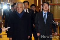 [포토]회동 마치고 나오은 김한길-안철수