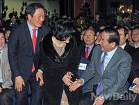 [포토]서청원 의원에게 인사 건네는 이학재 의원 부부