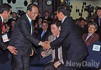 [포토]황우여 대표와 인사 나누는 이학재 의원