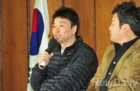 [포토]엄마를부탁해, 선물이 자랑에 미소 띈 예비아빠 강원래