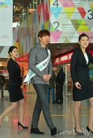 [포토]미녀 사이의 양상국, 긴장했나?