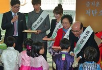 [포토]내복선물하는 정연만 환경부 차관