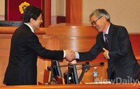 [포토]악수 나누는 황교안 법무부장관