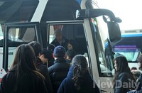 [포토]설연휴, 고향으로 향하는 버스에 오르는 귀성객들