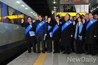 [포토]귀경 기차에 손 흔드는 민주당 지도부