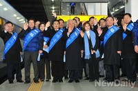 [포토]취재진을 향해 손 흔드는 민주당 지도부