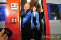 [포토]민생투어 떠나는 김한길 민주당 대표와 최명길 씨