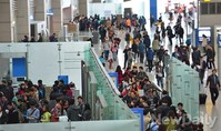 [포토]북적이는 인천공항 출국장, 고속도로는 정체