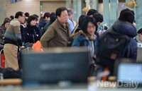 [포토]북적이는 인천공항 출국장, 고속도로는 정체 시작