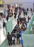 [포토]설연휴, 출국하는 인파로 북적이는 인천공항
