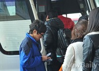 [포토]설 귀성객 붐비는 버스터미널, 덩달아 바쁜 검표원의 손길