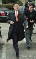 [포토]굳은 표정으로 법정 들어서는 오병윤의원