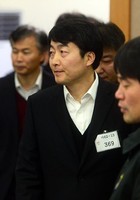 [포토]법정 들어서는 통합진보당 이석기 의원