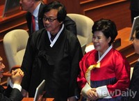 [포토]본회의 한복입고 등원한 이완영-박윤옥 의원