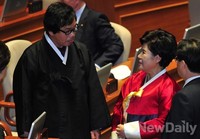 [포토]대화 나누는 새누리당 이완영-박윤옥 의원