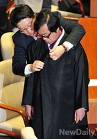 [포토]이완영 의원 두루마기 옷고름을 매주는 권성동 의원