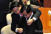 [포토]묘하게 다정한 권성동-이완영 의원