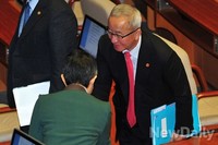 [포토]김미희 의원과 인사 나누는 현오석 부총리