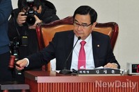 [포토]의사봉 두드리는 김정훈 정무위장