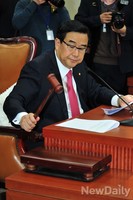 [포토]의사봉 두드리는 김정훈 정무위원장