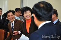 [포토]여야간사와 대화 나누는 김정훈 정무위원장