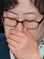 [포토]기침하는 윤진숙 해양수산부 장관