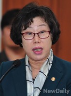 [포토]현안보고 하는 윤진숙 해수부장관