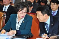 [포토]대화 나누는 '윤진숙' 장관과 '김석균' 청장