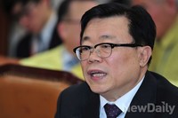 [포토]의원들의 질문에 답하는 이동필 농림축산식품부 장관