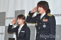 [포토]함께 경례하는 소방관과 김장훈