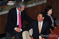 [포토]인사 나누는 '정몽준-김선동' 의원