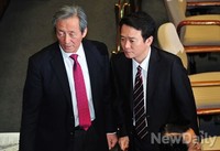 [포토]대화 나누는 정몽준-남경필 의원