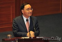 [포토]의원들의 질문에 답하는 정홍원 국무총리