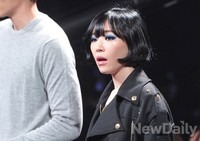 [포토]엠카운트다운, 엠씨석의 가인 '멍한 표정도 예뻐'