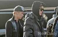 [포토]샤이니 키-온유, 입김이 훅훅~ 차가운 겨울날씨 꽁꽁 감싼 패션