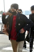 [포토]비스트 양요섭, 빨간 스웨터 돋보이는 공항패션