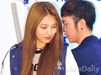 [포토]미쓰에이 팬사인회, 수줍은 미소 짓는 수지