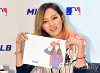 [포토]미쓰에이 팬사인회 지아, 사인지 보여주며 활짝