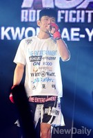 [포토]로드FC 윤형빈, 타카야 츠쿠다 '이기겠다' 다짐하는 결의에 찬 표정