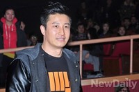 [포토]로드 FC 관람 온 이훈, 윤형빈 경기 기대하는 눈치