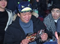 [포토]로드 FC, 윤형빈 응원하러 온 박준형 대진 팜플렛 보며 미소