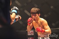 [포토]로드FC 윤형빈, 타카야 츠쿠다와 긴장감 넘치는 대치