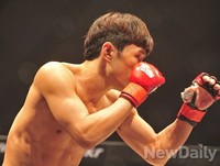 [포토]로드 FC 윤형빈, 타카야 츠쿠다를 노리는 매의 눈빛